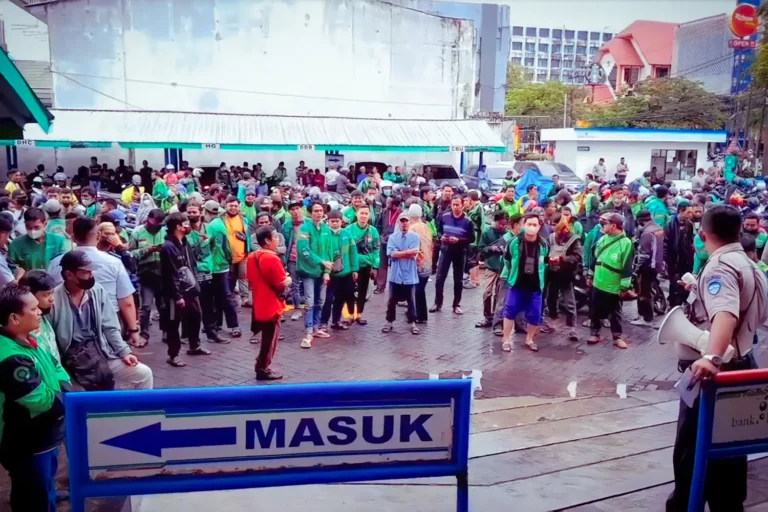 Antrian ribuan pengemudi jasa angkutan untuk menerima BLT