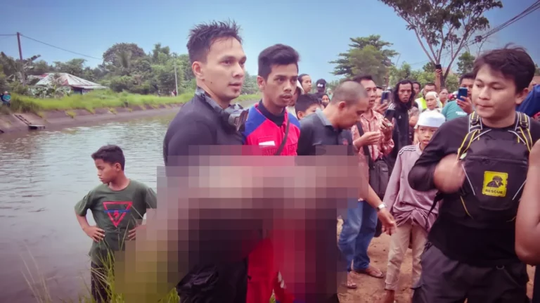 Jasad bocah laki-laki saat setelah ditemukan tenggelam di Jaringan Irigasi Riam Kanan Desa Bincau Kecamatan Martapura Kabupaten Banjar, Minggu (25/12/2022). Foto: DPKP Kabupaten Banjar