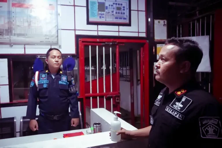 Kalapas Narkotika Kelas IIA Karang Intan, memantau lingkungan Lapas, Jumat, 02 Desember 2022