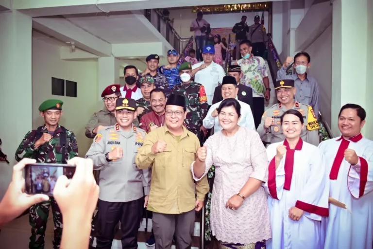 Kapolda Kalsel Irjen Pol Andi Rian Djajadi, S.I.K., M.H. bersama rombongan meninjau sejumlah gereja yang ada di Kota Banjarmasin, Sabtu (24/12/2022) Malam. Foto: www.riceknews.com
