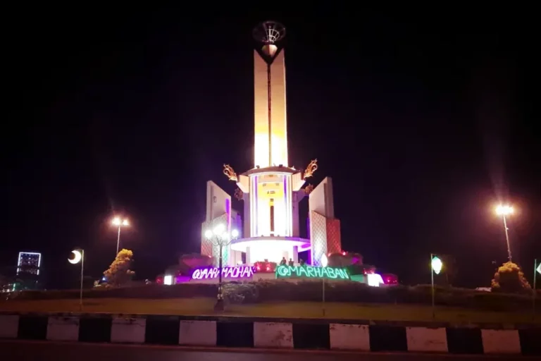 Kawasan Simpang Empat Banjarbaru menjadi salah satu titik lokasi favorit berkumpulnya kerumunan warga saat malam pergantian tahun baru. Foto: Dok. Ariandi