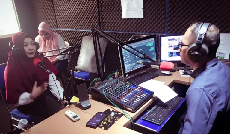 Kepala Seksi Pemberdayaan Masyarakat Kelurahan Mandarsari, Elva Rahmawati saat gelaran talkshow Bdaurs Simanis di Radio Suara Banjar, Rabu (28/12/2022). Foto: Ronny Lattar