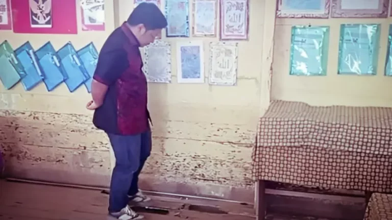 Ketua DPRD Banjar Muhammad Rofiqi meninjau sekolah rusak di SDN 2 Sungai Kitano Martapura Timur Kabupaten Banjar