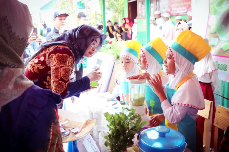 Kadisdik kabupaten Banjar, Liana Penny menyapa murid SDN Pasayangan 2 Martapura pada Pameran Mini P5 (foto: Kominfo banjar)