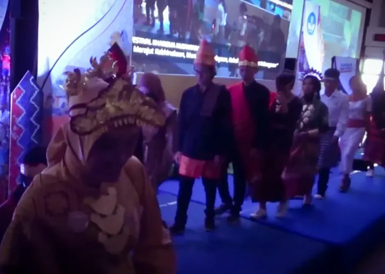 Parade Baju Daerah Nusantara dalam Festival Kharisma Nusantara Pelepasan Program PPM 2 di ULM