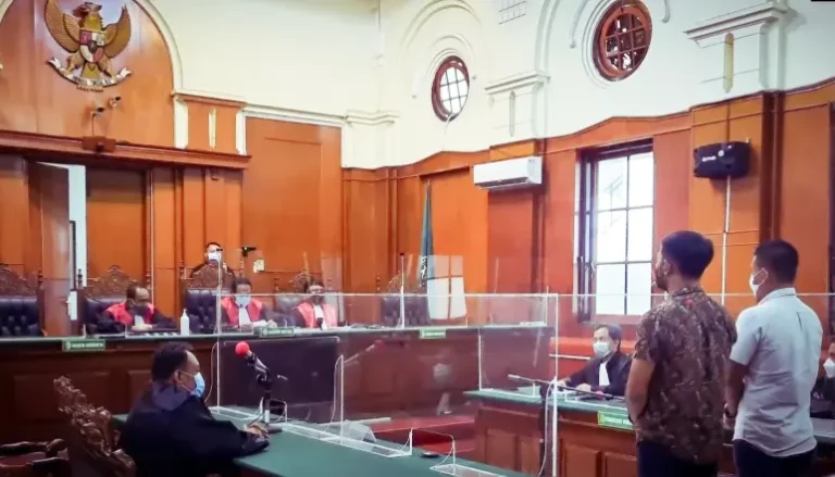 Sidang putusan kasus penganiayaan jurnalis oleh polisi berlangsung di Pengadilan Negeri Surabaya, pada 12 Januari 2021. (Foto: VOA/Petrus Riski)