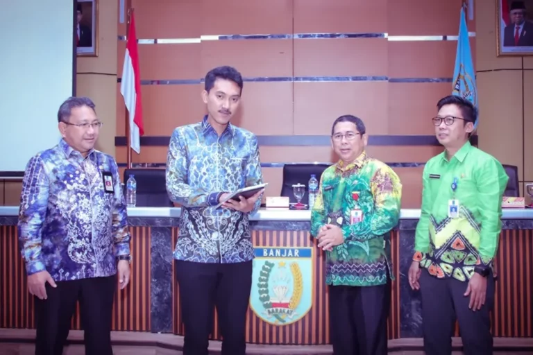 Bupati Banjar H. Saidi Mansyur Launching Aplikasi Sistem Informasi Manajemen Administrasi Pengadaan Barang dan Jasa (SIMANIS PBJ) di Aula Barakat Martapura, Kamis (5/1/2023)