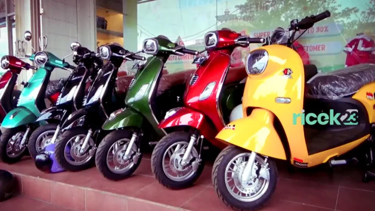 Deretan motor listrik di salah satu toko kendaraan listrik di Jalan Veteran Banjarmasin