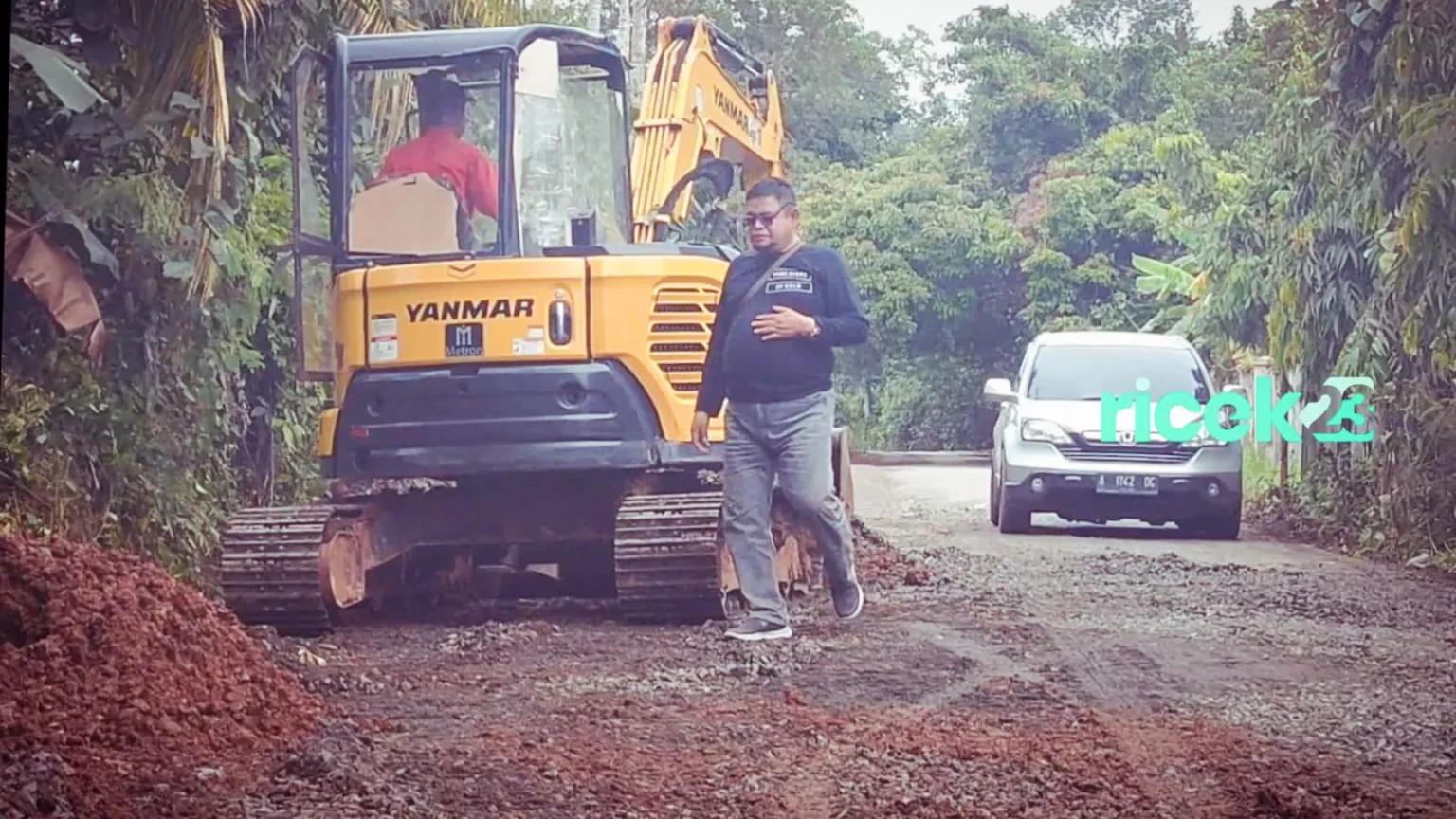 H Junai memantau alat berat melakukan perbaikan jalan, Selasa(10/1/2022)