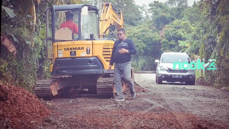 H Junai memantau alat berat melakukan perbaikan jalan, Selasa(10/1/2022)