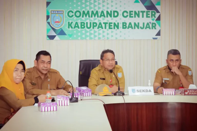 Sekretariat Daerah Kabupaten Banjar ikut Rakoor Pengendalian Inflasi Daerah tahun 2023 melalui zoom meeting di Command Center Manis, Senin (9/1/2023). Foto: Kominfo Kab. Banjar