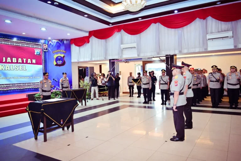 Upacara Serah Terima Jabatan (Sertijab) Wakapolda dipimpin Kapolda Kalsel Irjen Pol Andi Rian Djajadi di Aula Mathilda Batlayeri Polda Kalsel, Senin (09/01/2023). Foto: Ist