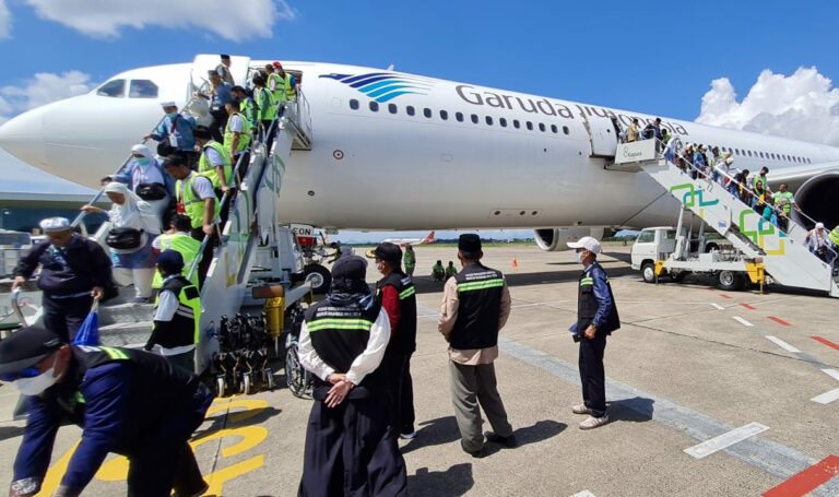 Jemaah haji kloter 6 Debarkasi Banjarmasin tiba di Bandara Internasional Syamsuddin Noor di Banjarbaru, Senin (17/7). foto-istimewa.