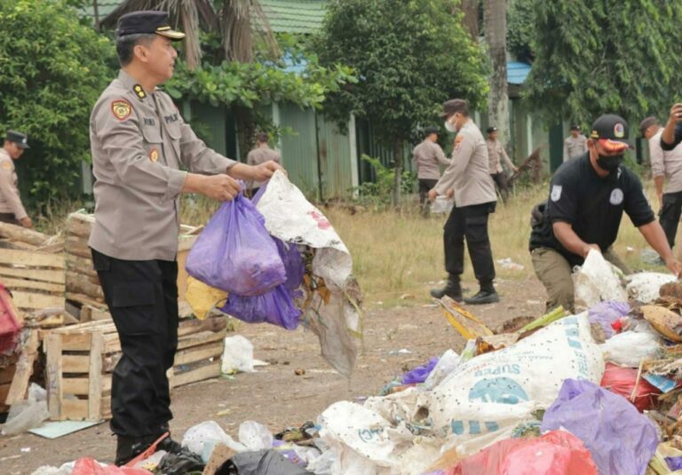 Aksi bersih - bersih sampah bersama Polres Banjar, di kawasan PPS Martapura, Kamis (13/7/23)
