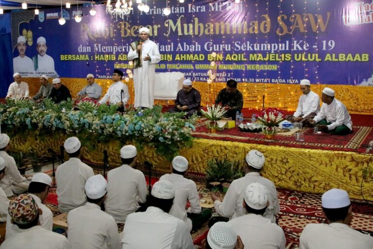 Peringatan Isra Mikraj Nabi Besar Muhammad SAW sekaligus Haul ke-19 Abah Guru Sekumpul digelar di Pertokoan Pasar Batuah lantai 2 Martapura, Sabtu (3/2) malam.