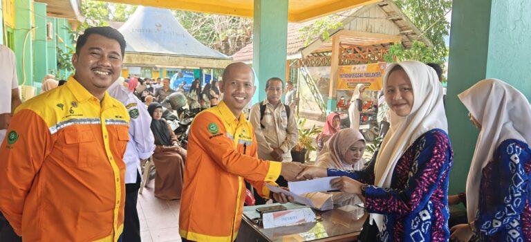 Penyerahan Beasiswa dari PT BRE. foto:ist