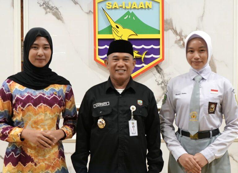 Maratus Soleha Siswi Asal Kotabaru Melaju ke Seleksi Paskibraka Tingkat Nasional Riceknews.Id – Maratus Soleha, siswi berprestasi dari SMKN 1 Kotabaru, akan mewakili Kalimantan Selatan dalam seleksi Pasukan Pengibar Bendera Pusaka (Paskibraka) tingkat nasional. Seleksi ini dijadwalkan berlangsung di Jakarta mulai 25 hingga 29 Juni 2025. Bupati Kotabaru, Muhammad Rusli, menyatakan kebanggaannya atas pencapaian Maratus Soleha. "Maratus Soleha adalah bukti bahwa dari pesisir pun bisa lahir patriot sejati. Kami bangga, Kotabaru bangga. Semoga lolos dan kibarkan merah putih di Jakarta," ujar Bupati saat menerima Maratus Soleha yang didampingi perwakilan Badan Kesbangpol pada Jumat, 20 Juni 2025, di ruang kerjanya. Bupati Rusli menegaskan dukungan penuhnya kepada Maratus Soleha dan berharap ia dapat mengharumkan nama Kabupaten Kotabaru di tingkat nasional. Ia juga menambahkan bahwa Kotabaru memiliki banyak generasi muda berbakat yang mampu menjadi kebanggaan daerah dengan pembinaan dan pelatihan yang tepat. Motivasi dari Dukungan Bupati Maratus Soleha mengaku semakin termotivasi berkat dukungan dari berbagai pihak, khususnya Bupati Kotabaru. "Saya tambah termotivasi dan bersemangat setelah bertemu Bapak Bupati Kotabaru beberapa hari lalu. Beliau telah memberikan dukungan dan menyampaikan beberapa wejangan, hal ini membuat saya lebih kuat untuk bisa lolos menjadi Paskibraka Nasional," ungkapnya. Ia juga memohon doa dan dukungan dari seluruh masyarakat agar diberikan kelancaran dan kesuksesan selama mengikuti seleksi. "Selain dukungan dan motivasi dari Bapak Bupati Kotabaru, saya juga mengharapkan dukungan penuh dan doa dari masyarakat, agar saya dapat mengikuti seleksi dengan baik dan lolos sebagai Paskibraka Nasional tahun 2025, dengan harapan dapat mengharumkan nama Kabupaten Kotabaru," harap Maratus. Sebelum melangkah ke tingkat nasional, Maratus Soleha telah melewati serangkaian seleksi ketat mulai dari tingkat Kabupaten hingga Provinsi. Rencananya, ia akan bertolak ke Jakarta pada 25 Juni 2025, didampingi oleh perwakilan dari Badan Kesatuan Bangsa dan Politik Provinsi Kalimantan Selatan, serta Kabid Ideologi dan Admin Paskibraka Kabupaten Kotabaru.