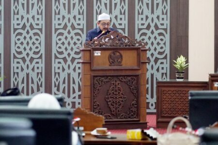 Rapat Paripurna DPRD Banjar, Wabup Jawab Pandangan Fraksi Terkait Raperda Masyarakat Adat dan Adminduk