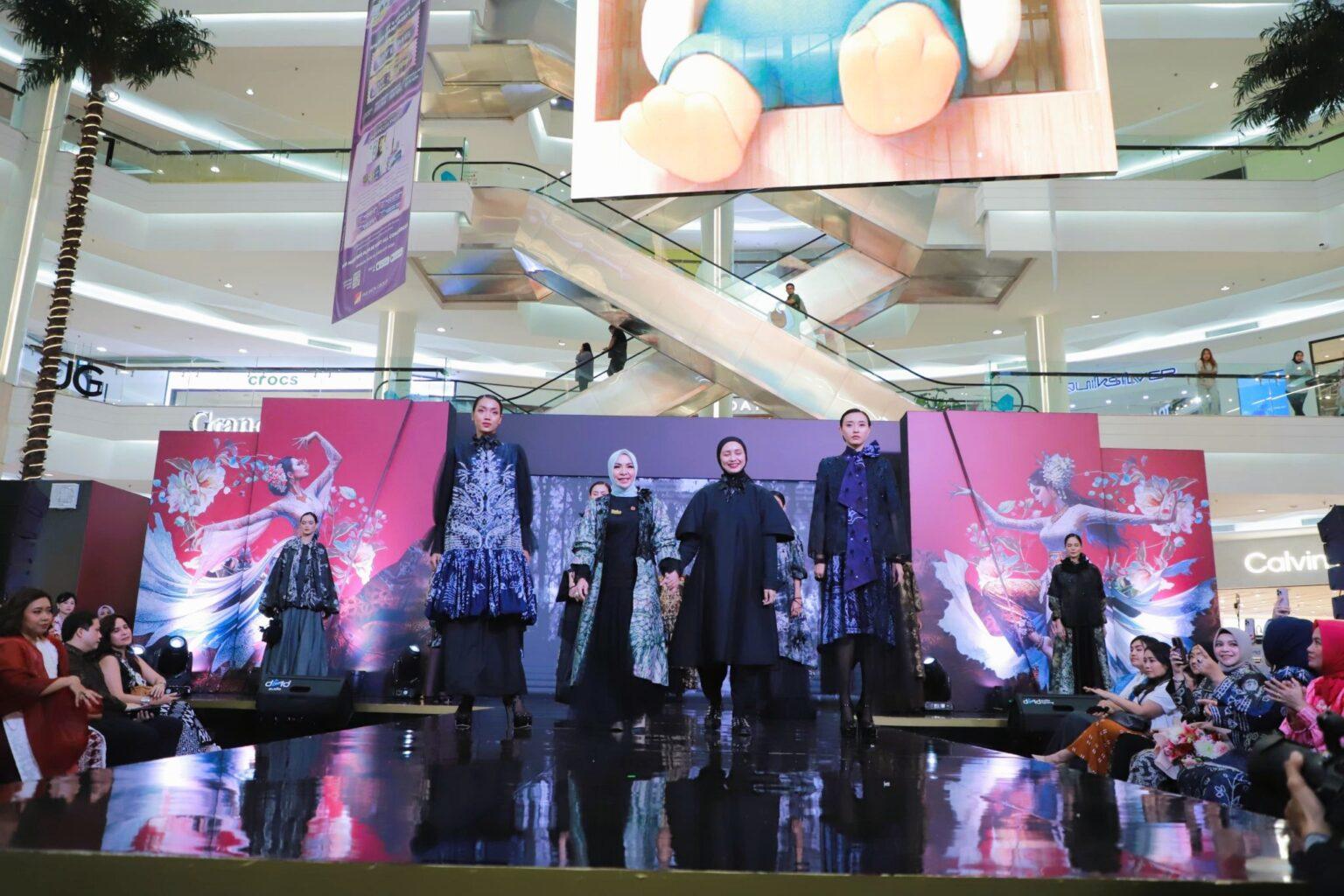 Tampil di Fashion Show Parade Wastra Nusantara 2025 Jakarta, Hj Fathul Jannah Berbusana Sasirangan
