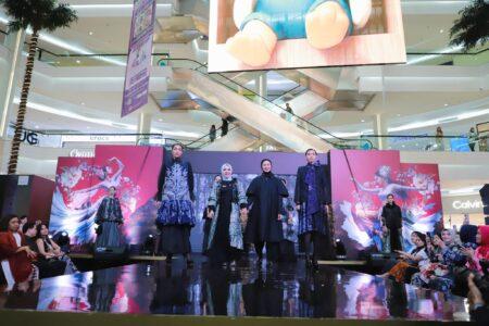 Tampil di Fashion Show Parade Wastra Nusantara 2025 Jakarta, Hj Fathul Jannah Berbusana Sasirangan
