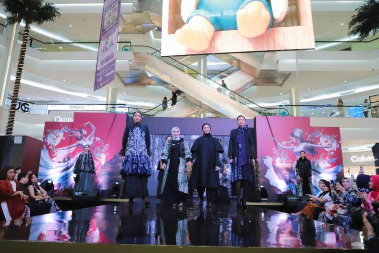 Tampil di Fashion Show Parade Wastra Nusantara 2025 Jakarta, Hj Fathul Jannah Berbusana Sasirangan