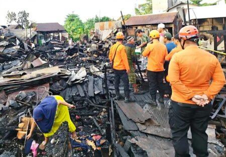 Kebakaran hebat terjadi di dua RT di Kelurahan Pelambuan, Kota Banjarmasin, Kalimantan Selatan (Kalsel) pada Senin (11/8/2025) dini hari, menghanguskan puluhan rumah warga.