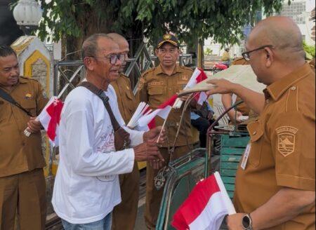 Jelang HUT Kemerdekaan RI, Kosbangpol dan Polres Kotabaru Bagikan Bendera Merah Putih kepada Masyarakat