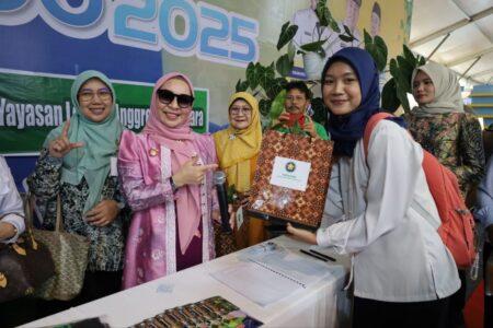Keliling Stan Kalsel Expo 2025, Ketua TP-PKK Kalsel Mendiskon Produk UMKM 50 Persen